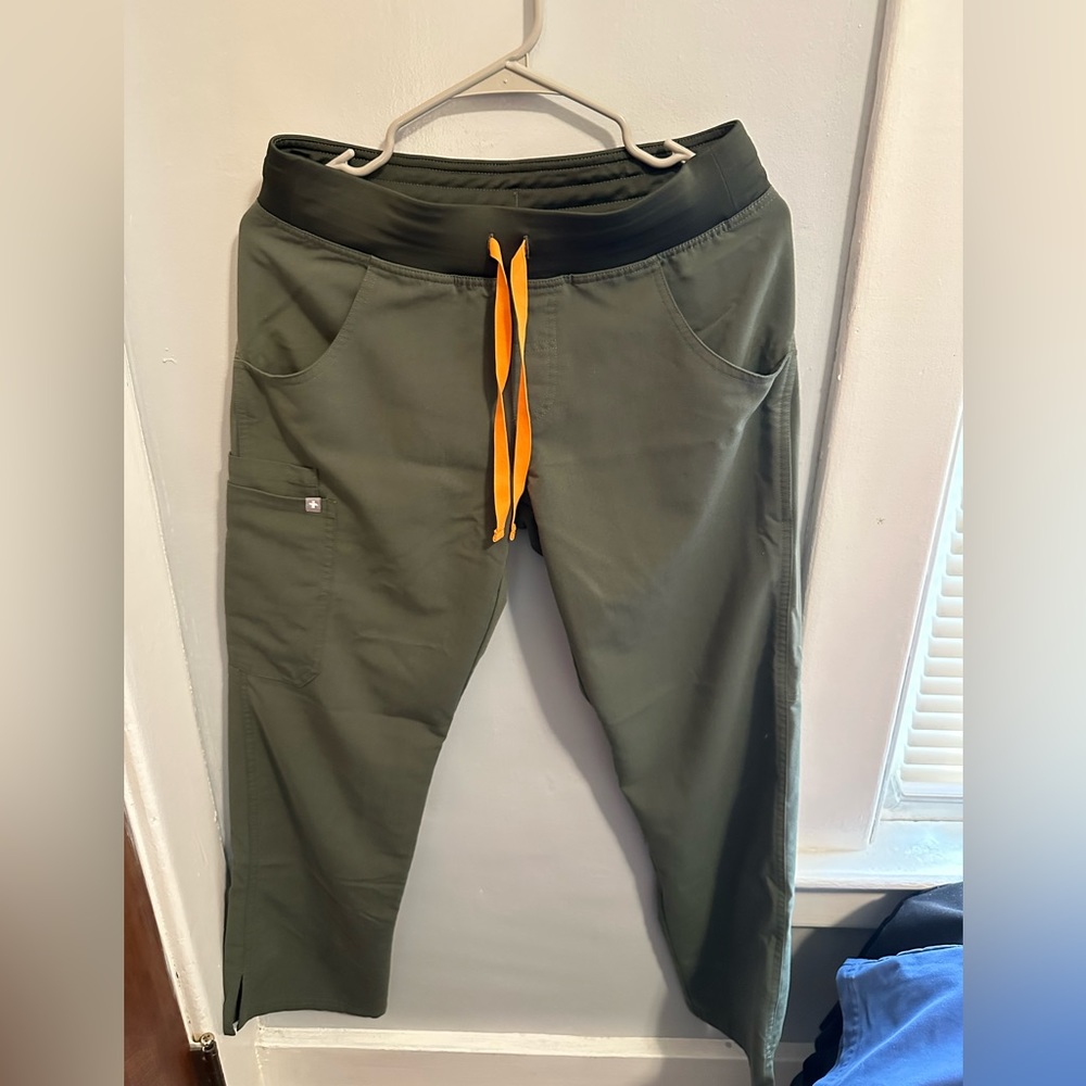 small green figs bottoms